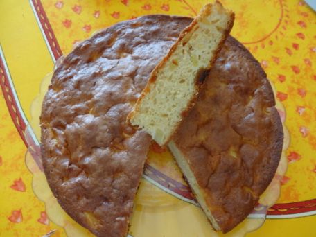 RECIPE MAIN IMAGE Gâteau aux yaourt aux pommes à la fleur d'oranger