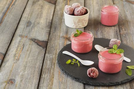 RECIPE MAIN IMAGE Crème de fraises à la menthe et petits sablés
