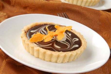 RECIPE MAIN IMAGE Tartelettes au chocolat amer, à l\'orange et à la pistache