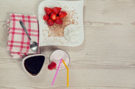 RECIPE MAIN IMAGE Smoothies vanille-fraise et bouchées fraise-chocolat