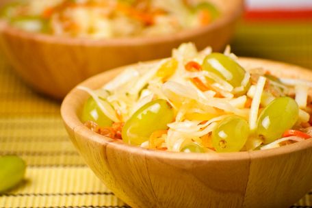 RECIPE MAIN IMAGE Salade de chou blanc, carottes et raisins de Corinthe