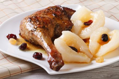 RECIPE MAIN IMAGE Marmite d\'oie aux pommes, poires et cannelle