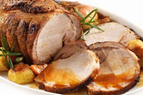 RECIPE MAIN IMAGE Rôti de porc aux poires et aux oignons jaunes fondus