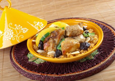 RECIPE MAIN IMAGE Tajine de poulet jaune aux fruits secs et aux céréales méditerranéennes