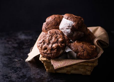 RECIPE MAIN IMAGE Muffins au chocolat, au vin rouge et aux pignons