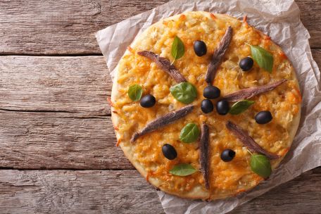 RECIPE MAIN IMAGE Tartelettes aux oignons, olives et anchois