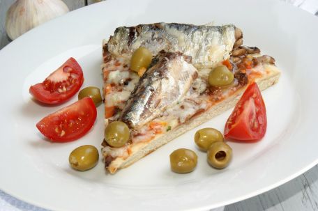 RECIPE MAIN IMAGE Pizza du soleil aux sardines