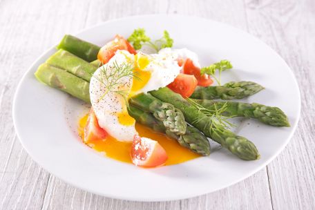 RECIPE MAIN IMAGE Salade d'asperges & oeuf mollet