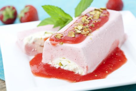 RECIPE MAIN IMAGE Semifreddo à la fraise