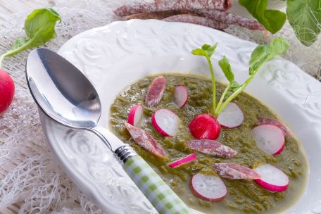 RECIPE MAIN IMAGE Soupe aux fanes de radis et sa tartine gourmande