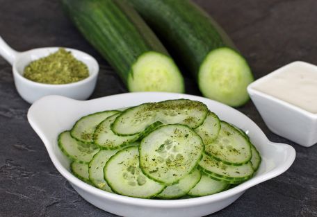 RECIPE MAIN IMAGE Salade grecque à la pastèque, salade de concombre & tzatziki