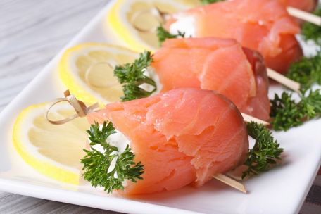 RECIPE MAIN IMAGE Roulés de saumon de Norvège fumé, pommes de terre à l'aneth et sauce moutarde