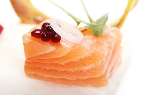RECIPE MAIN IMAGE Sucettes de Saumon de Norvège au gingembre mariné et concombre frais