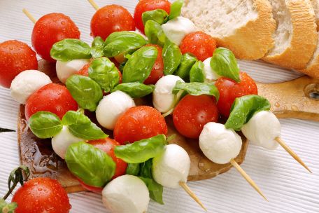 RECIPE MAIN IMAGE Mini-brochettes de tomates cerises et mozzarella