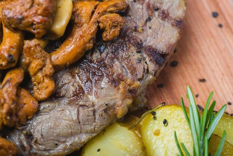 RECIPE MAIN IMAGE Steak haché et sa poêlée de champignons et pommes de terre 