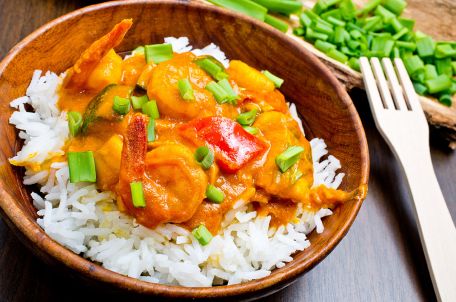 RECIPE MAIN IMAGE Crevettes au curry et à l\'ananas avec son riz thaï