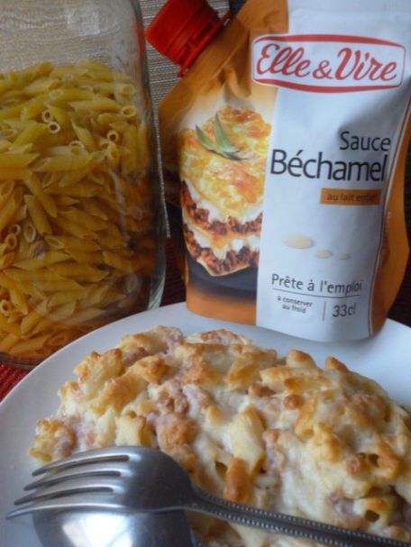 RECIPE MAIN IMAGE Gratin de pâtes, jambon-carottes, avec Elle & Vire sauce béchamel