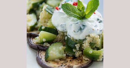 RECIPE MAIN IMAGE Salade de quinoa aux aubergines grillées, au yaourt à la grecque et à la menthe fraîche