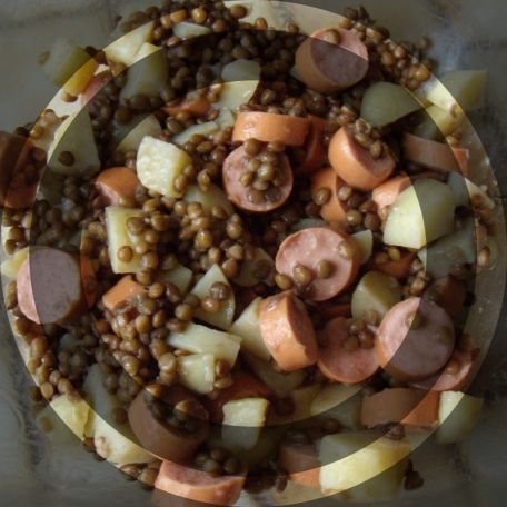 RECIPE MAIN IMAGE Salade de lentilles, pommes de terre et saucisses gourmandes
