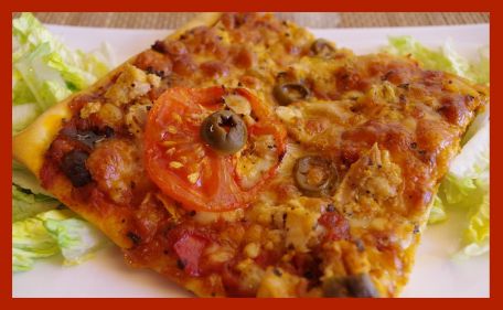 RECIPE MAIN IMAGE Pizza au thon et à la sauce aux olives Méditerrannéenne.