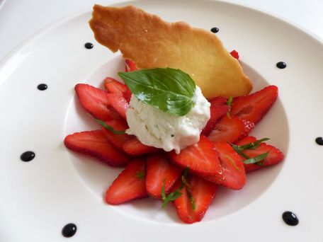 RECIPE MAIN IMAGE Carpaccio de fraises au basilic, glace au yaourt et velours de vinaigre balsamique
