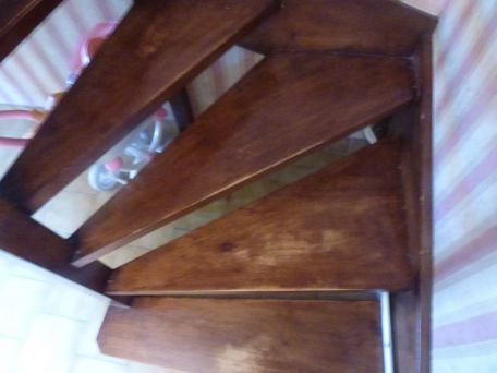 ADVICE MAIN IMAGE Enlever les tâches de l’escalier en bois