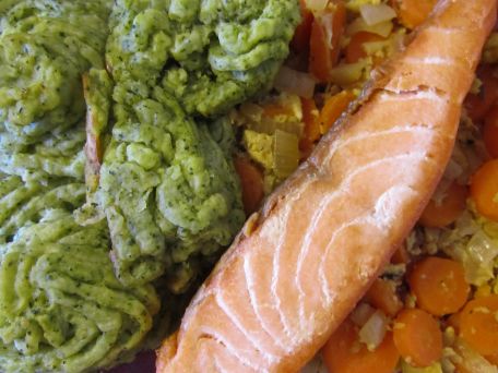 RECIPE MAIN IMAGE Filet de saumon doré, purée au brocoli et carottes au curry