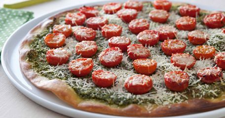 RECIPE MAIN IMAGE Recette de Pizza au pesto de roquette, tomates cerises et parmesan