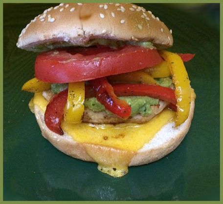 RECIPE MAIN IMAGE Burger poulet guacamole et poivrons