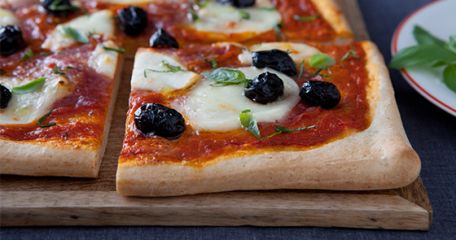 RECIPE MAIN IMAGE Pizza salami, mozzarella, olives noires et basilic