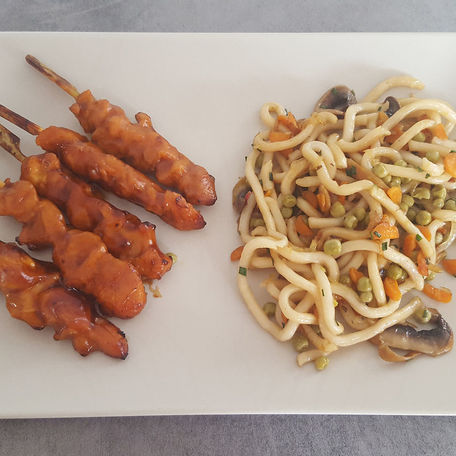 RECIPE MAIN IMAGE Wok de nouilles aux légumes et yakitori de poulet à la sauce soja