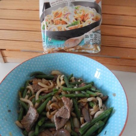 RECIPE MAIN IMAGE Wok de nouilles udon au boeuf et légumes