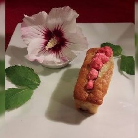 RECIPE MAIN IMAGE Mini cakes aux pralines roses