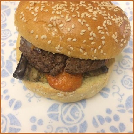RECIPE MAIN IMAGE Burger aubergine chèvre et sauce poivron chorizo