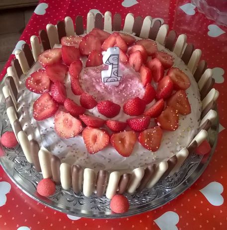 RECIPE MAIN IMAGE Gâteau d'anniversaire chocolat fraise
