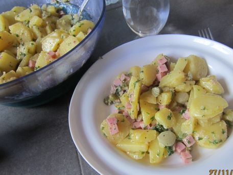 RECIPE MAIN IMAGE Salade de pommes de terre toute simple  avec dés de jambon et cornichons