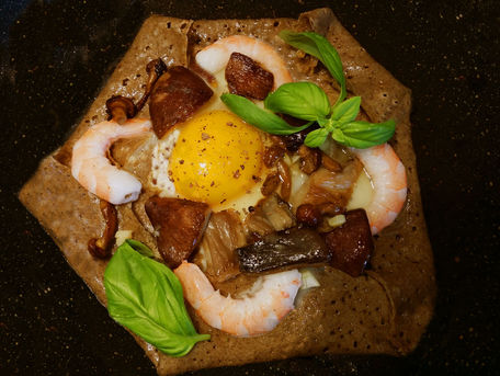 RECIPE MAIN IMAGE Galettes complète BIO légères de blé noir aux crevettes, fromage, œuf et champignons