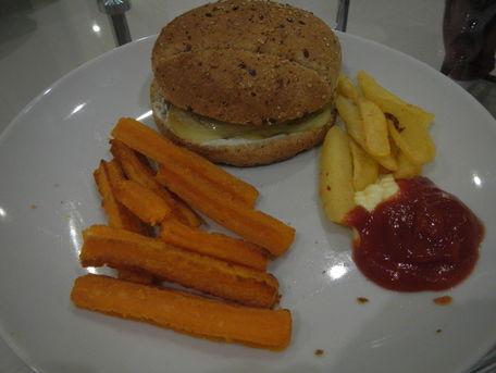 RECIPE MAIN IMAGE Cheeseburger accompagné de grosses frites et churros pomme de terre carottes 
