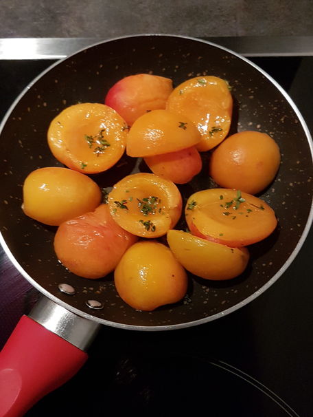 RECIPE MAIN IMAGE Poêlée d'abricots - miel, thym citron et crème de brebis