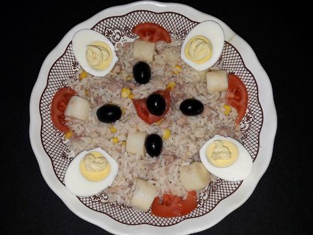 RECIPE MAIN IMAGE Salade de riz, cœurs de palmier, thon, maïs, olives noires et œufs durs.