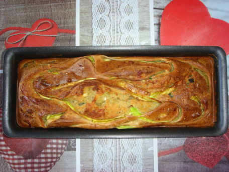 RECIPE MAIN IMAGE Cake aux courgettes chèvre-miel et graines de chia