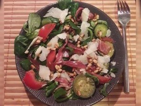 RECIPE MAIN IMAGE Salade de courgettes, jambon de Bayonne et pignons de pin