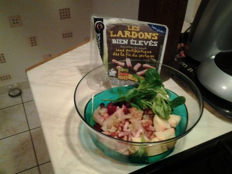 RECIPE MAIN IMAGE Salade de mâche , pommes de terre , oignons , betteraves rouges et lardons Brocéliande