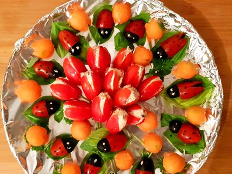 RECIPE MAIN IMAGE Apéritif ensoleillé avec ces coccinelles sur un bouquet de tulipes et des billes de melons