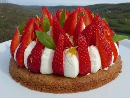RECIPE MAIN IMAGE Tarte aux fraises sur un sablé breton au citron, ganache montée au chocolat blanc