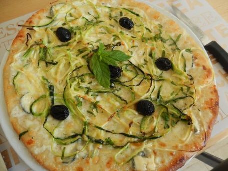 RECIPE MAIN IMAGE Pizza à la courgette et fromages
