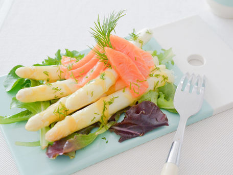 RECIPE MAIN IMAGE Salade d'asperges blanches au saumon et sa vinaigrette crémeuse à l'aneth