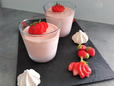 RECIPE MAIN IMAGE Parfaits glacés aux fraises coeur de meringue