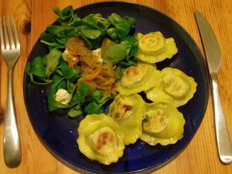 RECIPE MAIN IMAGE Ravioli de pesto en salade de mâche et chutney de courgettes au gingembre