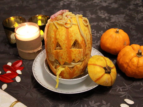 RECIPE MAIN IMAGE Courge spaghetti d'Halloween farcie aux spaghettis carbonara